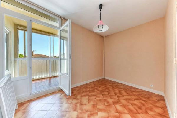 T4 traversant quartier PASTEUR, 75,83 m² / Loggia fermée / Balcon / Parking collectif