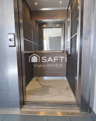 Duplex climatisé en excellent état au dernier étage