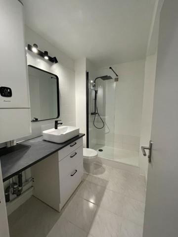 Studio entièrement rénové avec parking numérotée en Centre ville