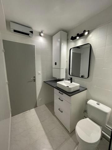 Studio entièrement rénové avec parking numérotée en Centre ville