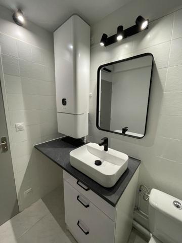 Studio entièrement rénové avec parking numérotée en Centre ville