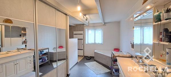 ancien corps de ferme rénové de 470 m2 avec piscine et dépendances, sur parcelle de 2174 m2