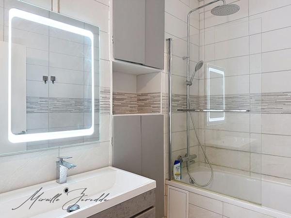 Appartement Nimes 3 pièces 64 m²  avec garage loggia et cave