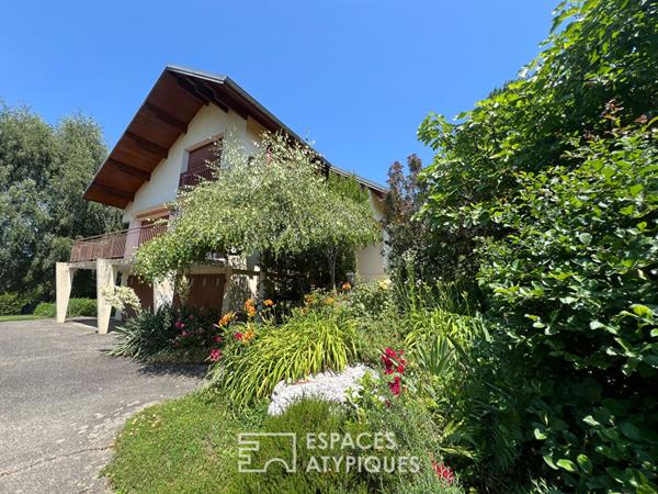 Maison seventies avec jardin arboré