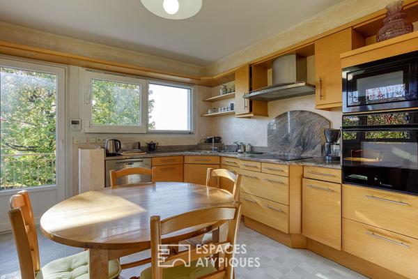 Maison seventies avec jardin arboré