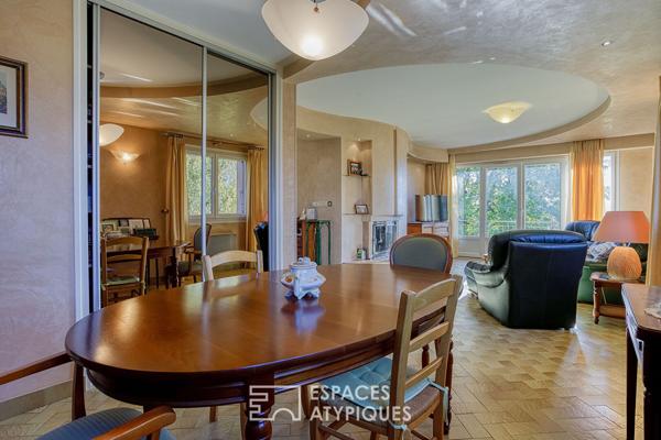 Maison seventies avec jardin arboré