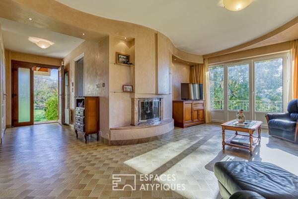 Maison seventies avec jardin arboré