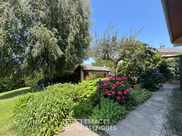 Maison seventies avec jardin arboré