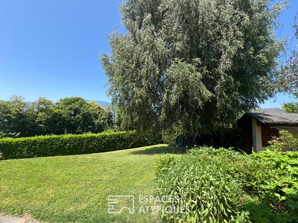 Maison seventies avec jardin arboré