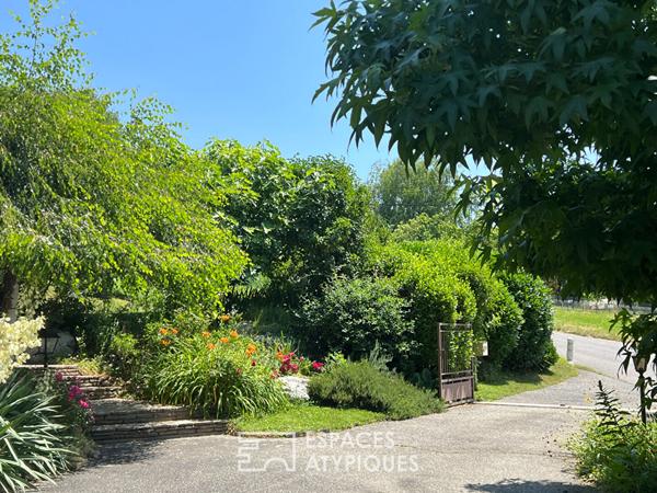 Maison seventies avec jardin arboré