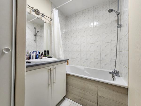 LA ROCHELLE – LES MINIMES – APPARTEMENT T2 AVEC TERRASSE 48m² PLEIN SUD VUE LAC ET PARKING SÉCURISÉ