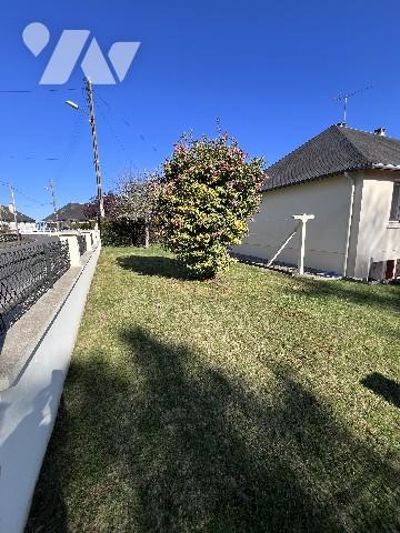 Pavillon surélevé construit en 1967, avec cuisine, salle/salon, 3 chambres, salle de bain, WC.