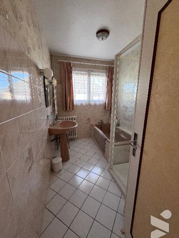 Pavillon surélevé construit en 1967, avec cuisine, salle/salon, 3 chambres, salle de bain, WC.