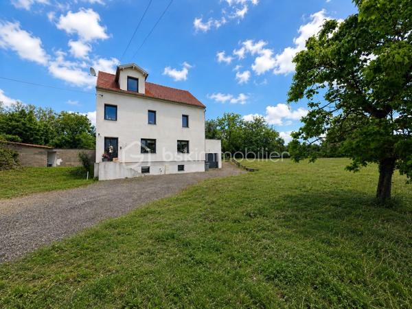 Venez découvrir cette magnifique maison individuelle de 187 m², entièrement rénovée en 2020 à Sarreguemines et implantée sur un terrain de 8,89 ares.
Située dans le quartier prisé de Folpersviller, vous profiterez d'un environnement calme à proximité immédiate des commodités.

Dès l'entrée, vous serez séduits par une belle pièce de vie lumineuse, ouverte sur une cuisine équipée, avec un accès direct à une agréable terrasse située à l'arrière de la maison, sans vis-à-vis, idéale pour profiter des beaux jours en toute tranquillité.

Au premier étage, vous profiterez de deux chambres, une salle de bains ainsi qu'une belle suite parentale avec dressing et salle d'eau privative.

Au second étage, trois chambres supplémentaires et une seconde salle de bains complètent ce niveau.

Vous bénéficierez également d'un sous-sol complet offrant de nombreux espaces de rangement ainsi que d'un garage.

À l'extérieur, le terrain de 8,89 ares vous permettra de profiter d'un bel espace de vie. 
Un terrain constructible attenant constitue un véritable atout, offrant de nombreuses possibilités selon vos projets.

Cette maison familiale aux volumes généreux est prête à accueillir ses futurs propriétaires sans travaux.

Pour plus d'informations ou pour organiser une visite, contactez-moi dès maintenant.