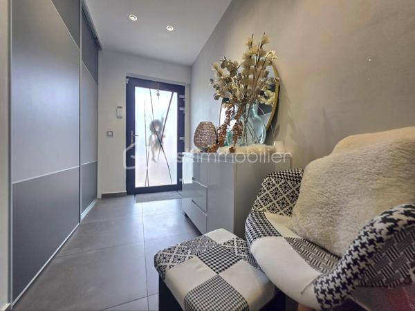 Venez découvrir cette magnifique maison individuelle de 187 m², entièrement rénovée en 2020 à Sarreguemines et implantée sur un terrain de 8,89 ares.
Située dans le quartier prisé de Folpersviller, vous profiterez d'un environnement calme à proximité immédiate des commodités.

Dès l'entrée, vous serez séduits par une belle pièce de vie lumineuse, ouverte sur une cuisine équipée, avec un accès direct à une agréable terrasse située à l'arrière de la maison, sans vis-à-vis, idéale pour profiter des beaux jours en toute tranquillité.

Au premier étage, vous profiterez de deux chambres, une salle de bains ainsi qu'une belle suite parentale avec dressing et salle d'eau privative.

Au second étage, trois chambres supplémentaires et une seconde salle de bains complètent ce niveau.

Vous bénéficierez également d'un sous-sol complet offrant de nombreux espaces de rangement ainsi que d'un garage.

À l'extérieur, le terrain de 8,89 ares vous permettra de profiter d'un bel espace de vie. 
Un terrain constructible attenant constitue un véritable atout, offrant de nombreuses possibilités selon vos projets.

Cette maison familiale aux volumes généreux est prête à accueillir ses futurs propriétaires sans travaux.

Pour plus d'informations ou pour organiser une visite, contactez-moi dès maintenant.