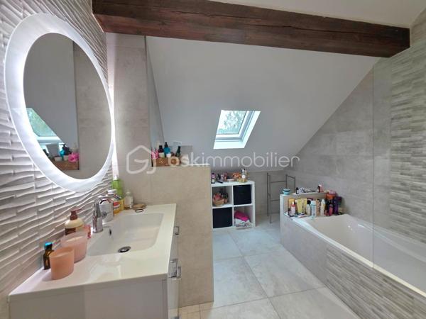 Venez découvrir cette magnifique maison individuelle de 187 m², entièrement rénovée en 2020 à Sarreguemines et implantée sur un terrain de 8,89 ares.
Située dans le quartier prisé de Folpersviller, vous profiterez d'un environnement calme à proximité immédiate des commodités.

Dès l'entrée, vous serez séduits par une belle pièce de vie lumineuse, ouverte sur une cuisine équipée, avec un accès direct à une agréable terrasse située à l'arrière de la maison, sans vis-à-vis, idéale pour profiter des beaux jours en toute tranquillité.

Au premier étage, vous profiterez de deux chambres, une salle de bains ainsi qu'une belle suite parentale avec dressing et salle d'eau privative.

Au second étage, trois chambres supplémentaires et une seconde salle de bains complètent ce niveau.

Vous bénéficierez également d'un sous-sol complet offrant de nombreux espaces de rangement ainsi que d'un garage.

À l'extérieur, le terrain de 8,89 ares vous permettra de profiter d'un bel espace de vie. 
Un terrain constructible attenant constitue un véritable atout, offrant de nombreuses possibilités selon vos projets.

Cette maison familiale aux volumes généreux est prête à accueillir ses futurs propriétaires sans travaux.

Pour plus d'informations ou pour organiser une visite, contactez-moi dès maintenant.