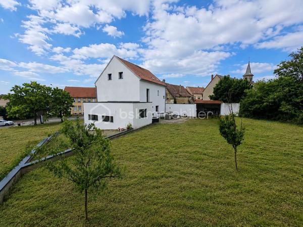 Venez découvrir cette magnifique maison individuelle de 187 m², entièrement rénovée en 2020 à Sarreguemines et implantée sur un terrain de 8,89 ares.
Située dans le quartier prisé de Folpersviller, vous profiterez d'un environnement calme à proximité immédiate des commodités.

Dès l'entrée, vous serez séduits par une belle pièce de vie lumineuse, ouverte sur une cuisine équipée, avec un accès direct à une agréable terrasse située à l'arrière de la maison, sans vis-à-vis, idéale pour profiter des beaux jours en toute tranquillité.

Au premier étage, vous profiterez de deux chambres, une salle de bains ainsi qu'une belle suite parentale avec dressing et salle d'eau privative.

Au second étage, trois chambres supplémentaires et une seconde salle de bains complètent ce niveau.

Vous bénéficierez également d'un sous-sol complet offrant de nombreux espaces de rangement ainsi que d'un garage.

À l'extérieur, le terrain de 8,89 ares vous permettra de profiter d'un bel espace de vie. 
Un terrain constructible attenant constitue un véritable atout, offrant de nombreuses possibilités selon vos projets.

Cette maison familiale aux volumes généreux est prête à accueillir ses futurs propriétaires sans travaux.

Pour plus d'informations ou pour organiser une visite, contactez-moi dès maintenant.
