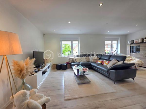 Venez découvrir cette magnifique maison individuelle de 187 m², entièrement rénovée en 2020 à Sarreguemines et implantée sur un terrain de 8,89 ares.
Située dans le quartier prisé de Folpersviller, vous profiterez d'un environnement calme à proximité immédiate des commodités.

Dès l'entrée, vous serez séduits par une belle pièce de vie lumineuse, ouverte sur une cuisine équipée, avec un accès direct à une agréable terrasse située à l'arrière de la maison, sans vis-à-vis, idéale pour profiter des beaux jours en toute tranquillité.

Au premier étage, vous profiterez de deux chambres, une salle de bains ainsi qu'une belle suite parentale avec dressing et salle d'eau privative.

Au second étage, trois chambres supplémentaires et une seconde salle de bains complètent ce niveau.

Vous bénéficierez également d'un sous-sol complet offrant de nombreux espaces de rangement ainsi que d'un garage.

À l'extérieur, le terrain de 8,89 ares vous permettra de profiter d'un bel espace de vie. 
Un terrain constructible attenant constitue un véritable atout, offrant de nombreuses possibilités selon vos projets.

Cette maison familiale aux volumes généreux est prête à accueillir ses futurs propriétaires sans travaux.

Pour plus d'informations ou pour organiser une visite, contactez-moi dès maintenant.