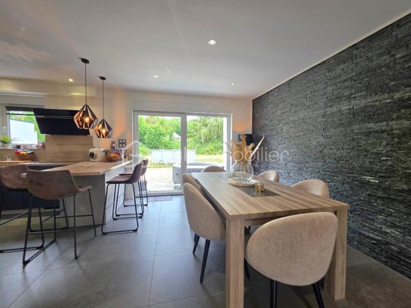 Venez découvrir cette magnifique maison individuelle de 187 m², entièrement rénovée en 2020 à Sarreguemines et implantée sur un terrain de 8,89 ares.
Située dans le quartier prisé de Folpersviller, vous profiterez d'un environnement calme à proximité immédiate des commodités.

Dès l'entrée, vous serez séduits par une belle pièce de vie lumineuse, ouverte sur une cuisine équipée, avec un accès direct à une agréable terrasse située à l'arrière de la maison, sans vis-à-vis, idéale pour profiter des beaux jours en toute tranquillité.

Au premier étage, vous profiterez de deux chambres, une salle de bains ainsi qu'une belle suite parentale avec dressing et salle d'eau privative.

Au second étage, trois chambres supplémentaires et une seconde salle de bains complètent ce niveau.

Vous bénéficierez également d'un sous-sol complet offrant de nombreux espaces de rangement ainsi que d'un garage.

À l'extérieur, le terrain de 8,89 ares vous permettra de profiter d'un bel espace de vie. 
Un terrain constructible attenant constitue un véritable atout, offrant de nombreuses possibilités selon vos projets.

Cette maison familiale aux volumes généreux est prête à accueillir ses futurs propriétaires sans travaux.

Pour plus d'informations ou pour organiser une visite, contactez-moi dès maintenant.