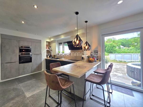 Venez découvrir cette magnifique maison individuelle de 187 m², entièrement rénovée en 2020 à Sarreguemines et implantée sur un terrain de 8,89 ares.
Située dans le quartier prisé de Folpersviller, vous profiterez d'un environnement calme à proximité immédiate des commodités.

Dès l'entrée, vous serez séduits par une belle pièce de vie lumineuse, ouverte sur une cuisine équipée, avec un accès direct à une agréable terrasse située à l'arrière de la maison, sans vis-à-vis, idéale pour profiter des beaux jours en toute tranquillité.

Au premier étage, vous profiterez de deux chambres, une salle de bains ainsi qu'une belle suite parentale avec dressing et salle d'eau privative.

Au second étage, trois chambres supplémentaires et une seconde salle de bains complètent ce niveau.

Vous bénéficierez également d'un sous-sol complet offrant de nombreux espaces de rangement ainsi que d'un garage.

À l'extérieur, le terrain de 8,89 ares vous permettra de profiter d'un bel espace de vie. 
Un terrain constructible attenant constitue un véritable atout, offrant de nombreuses possibilités selon vos projets.

Cette maison familiale aux volumes généreux est prête à accueillir ses futurs propriétaires sans travaux.

Pour plus d'informations ou pour organiser une visite, contactez-moi dès maintenant.