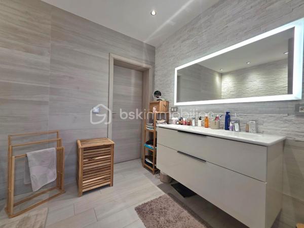 Venez découvrir cette magnifique maison individuelle de 187 m², entièrement rénovée en 2020 à Sarreguemines et implantée sur un terrain de 8,89 ares.
Située dans le quartier prisé de Folpersviller, vous profiterez d'un environnement calme à proximité immédiate des commodités.

Dès l'entrée, vous serez séduits par une belle pièce de vie lumineuse, ouverte sur une cuisine équipée, avec un accès direct à une agréable terrasse située à l'arrière de la maison, sans vis-à-vis, idéale pour profiter des beaux jours en toute tranquillité.

Au premier étage, vous profiterez de deux chambres, une salle de bains ainsi qu'une belle suite parentale avec dressing et salle d'eau privative.

Au second étage, trois chambres supplémentaires et une seconde salle de bains complètent ce niveau.

Vous bénéficierez également d'un sous-sol complet offrant de nombreux espaces de rangement ainsi que d'un garage.

À l'extérieur, le terrain de 8,89 ares vous permettra de profiter d'un bel espace de vie. 
Un terrain constructible attenant constitue un véritable atout, offrant de nombreuses possibilités selon vos projets.

Cette maison familiale aux volumes généreux est prête à accueillir ses futurs propriétaires sans travaux.

Pour plus d'informations ou pour organiser une visite, contactez-moi dès maintenant.