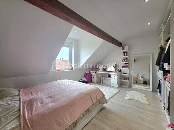 Venez découvrir cette magnifique maison individuelle de 187 m², entièrement rénovée en 2020 à Sarreguemines et implantée sur un terrain de 8,89 ares.
Située dans le quartier prisé de Folpersviller, vous profiterez d'un environnement calme à proximité immédiate des commodités.

Dès l'entrée, vous serez séduits par une belle pièce de vie lumineuse, ouverte sur une cuisine équipée, avec un accès direct à une agréable terrasse située à l'arrière de la maison, sans vis-à-vis, idéale pour profiter des beaux jours en toute tranquillité.

Au premier étage, vous profiterez de deux chambres, une salle de bains ainsi qu'une belle suite parentale avec dressing et salle d'eau privative.

Au second étage, trois chambres supplémentaires et une seconde salle de bains complètent ce niveau.

Vous bénéficierez également d'un sous-sol complet offrant de nombreux espaces de rangement ainsi que d'un garage.

À l'extérieur, le terrain de 8,89 ares vous permettra de profiter d'un bel espace de vie. 
Un terrain constructible attenant constitue un véritable atout, offrant de nombreuses possibilités selon vos projets.

Cette maison familiale aux volumes généreux est prête à accueillir ses futurs propriétaires sans travaux.

Pour plus d'informations ou pour organiser une visite, contactez-moi dès maintenant.
