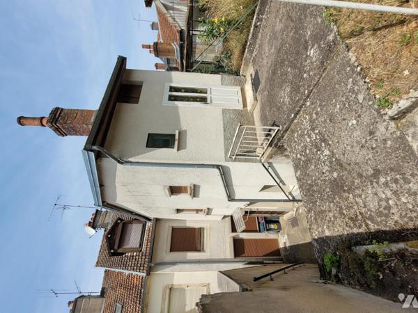 GRAY, haut de ville, maison avec jardin et cave.