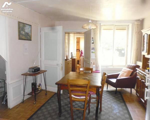 GRAY, haut de ville, maison avec jardin et cave.