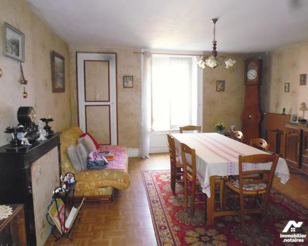 GRAY, haut de ville, maison avec jardin et cave.