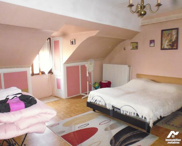 GRAY, haut de ville, maison avec jardin et cave.