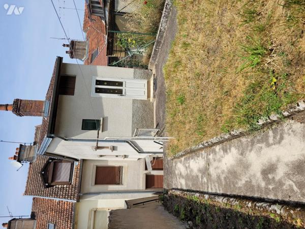 GRAY, haut de ville, maison avec jardin et cave.