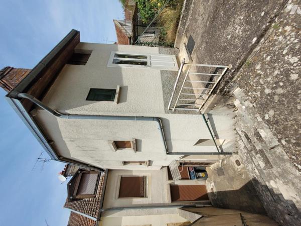 GRAY, haut de ville, maison avec jardin et cave.