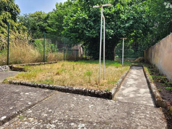 GRAY, haut de ville, maison avec jardin et cave.