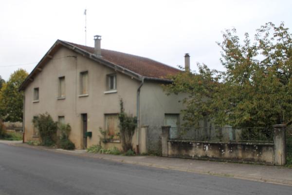 maison de village avec jardin , garage et dependances