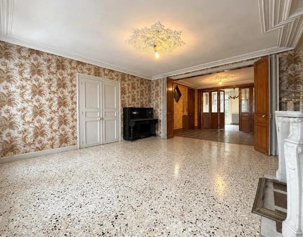 Ensemble immobilier de deux maisons avec jardin et dépendances.