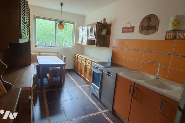 Saint-Etienne Bergson T4 avec ascenseur, garage individuel et parking collectif fermé.