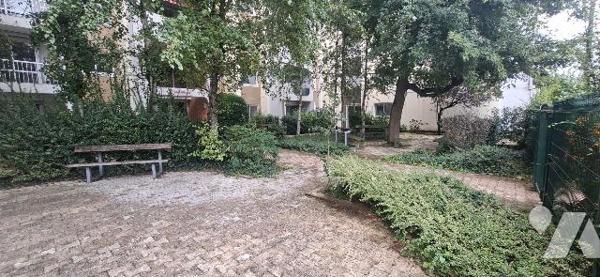 Saint-Etienne Bergson T4 avec ascenseur, garage individuel et parking collectif fermé.