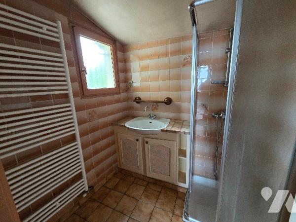 5 kms d'YVETOT, maison  d'~89 m² sur ~400m² de terrain, trois chambres, un garage.