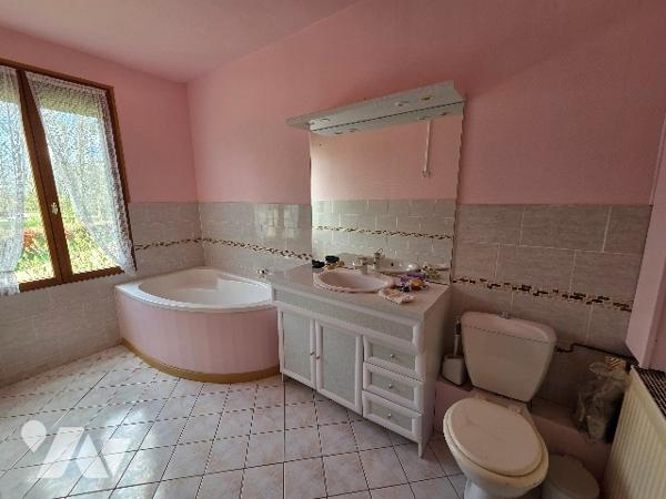 5 kms d'YVETOT, maison  d'~89 m² sur ~400m² de terrain, trois chambres, un garage.