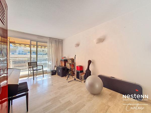 Dernier étage pour cet appartement au centre ville de Cavalaire-sur-Mer 4 pièces environ 100 m² avec 3 terrasses et stationnement