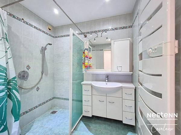 Dernier étage pour cet appartement au centre ville de Cavalaire-sur-Mer 4 pièces environ 100 m² avec 3 terrasses et stationnement