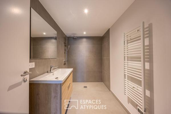Loft contemporain en duplex et sa terrasse dans une ancienne friche industrielle