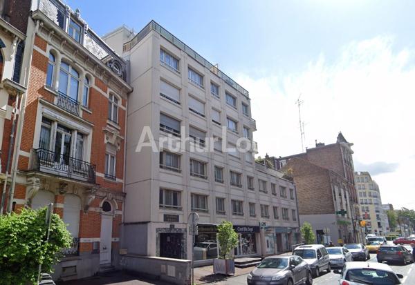 Bureaux à vendre La Madeleine 258 m² avec sous-sol aménagé et parkings