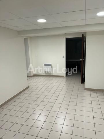 Bureaux à vendre La Madeleine 258 m² avec sous-sol aménagé et parkings