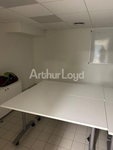 Bureaux à vendre La Madeleine 258 m² avec sous-sol aménagé et parkings