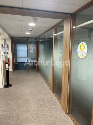 Bureaux à vendre La Madeleine 258 m² avec sous-sol aménagé et parkings