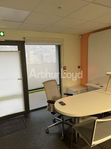 Bureaux à vendre La Madeleine 258 m² avec sous-sol aménagé et parkings