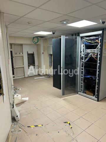 Bureaux à vendre La Madeleine 258 m² avec sous-sol aménagé et parkings