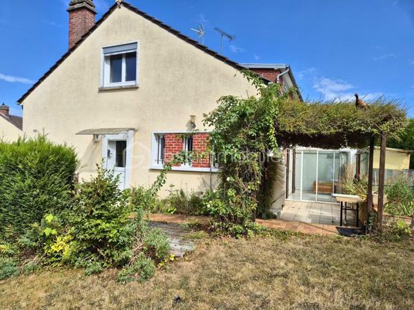 Situé centre-ville de Dreuil-lès-Amiens, à deux pas de la gare et tout proche des écoles, des commerces et des accès routiers pour rejoindre Amiens en quelques minutes, ce pavillon semi-mitoyen de 93 m² est posé sur un beau terrain clos et arboré de 448 m².

La maison propose une vie de plain-pied très pratique :Au rez-de-chaussée : une entrée, un beau séjour lumineux  qui donne sur la véranda et balcon, une cuisine séparée et aménagée, une chambre, une salle d'eau et un WC. À l'étage : deux chambres supplémentaires et deux espaces greniers aménageables en dressing ou bureau.

Le gros plus : un sous-sol complet avec accès indépendant:
Déjà équipé d'un WC, d'une buanderie avec porte sur l'extérieur, d'une cave, d'un atelier et d'un garage, ce niveau offre de superbes perspectives. C'est l'espace parfait pour divers aménagements (suite parentale, coin pour les ados, salle de jeux) ou pour installer une activité professionnelle / libérale sans empiéter sur la vie de famille.

Côté jardin et équipements :
Extérieur clos  avec double terrasse et véranda pour profiter des beaux jours au calme. Fenêtres en double vitrage, chauffage au gaz de ville avec chaudière récente, et un insert bois dans le séjour pour le côté chaleureux.
Taxe foncière : 1 497 €. Contactez Rosalie Vanborre BSK Immobilier pour organiser une visite!
