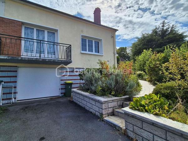 Situé centre-ville de Dreuil-lès-Amiens, à deux pas de la gare et tout proche des écoles, des commerces et des accès routiers pour rejoindre Amiens en quelques minutes, ce pavillon semi-mitoyen de 93 m² est posé sur un beau terrain clos et arboré de 448 m².

La maison propose une vie de plain-pied très pratique :Au rez-de-chaussée : une entrée, un beau séjour lumineux  qui donne sur la véranda et balcon, une cuisine séparée et aménagée, une chambre, une salle d'eau et un WC. À l'étage : deux chambres supplémentaires et deux espaces greniers aménageables en dressing ou bureau.

Le gros plus : un sous-sol complet avec accès indépendant:
Déjà équipé d'un WC, d'une buanderie avec porte sur l'extérieur, d'une cave, d'un atelier et d'un garage, ce niveau offre de superbes perspectives. C'est l'espace parfait pour divers aménagements (suite parentale, coin pour les ados, salle de jeux) ou pour installer une activité professionnelle / libérale sans empiéter sur la vie de famille.

Côté jardin et équipements :
Extérieur clos  avec double terrasse et véranda pour profiter des beaux jours au calme. Fenêtres en double vitrage, chauffage au gaz de ville avec chaudière récente, et un insert bois dans le séjour pour le côté chaleureux.
Taxe foncière : 1 497 €. Contactez Rosalie Vanborre BSK Immobilier pour organiser une visite!